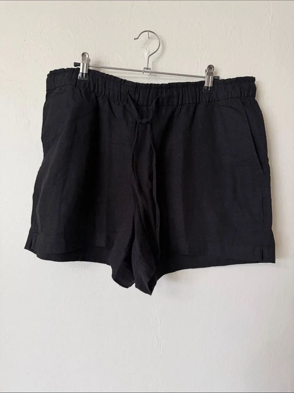 Gap- threaded drawstring shorts